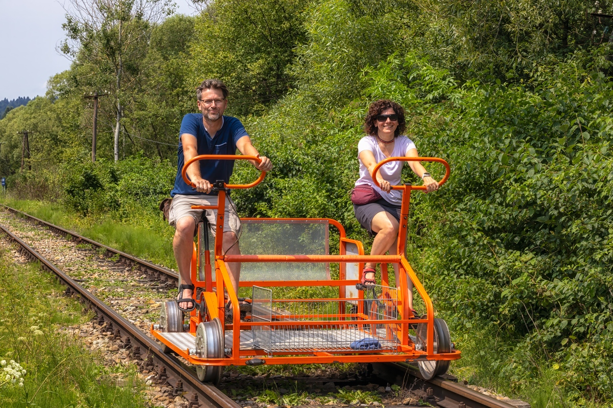 Utforska de hisnande Bieszczady-bergen på cykelvagnar