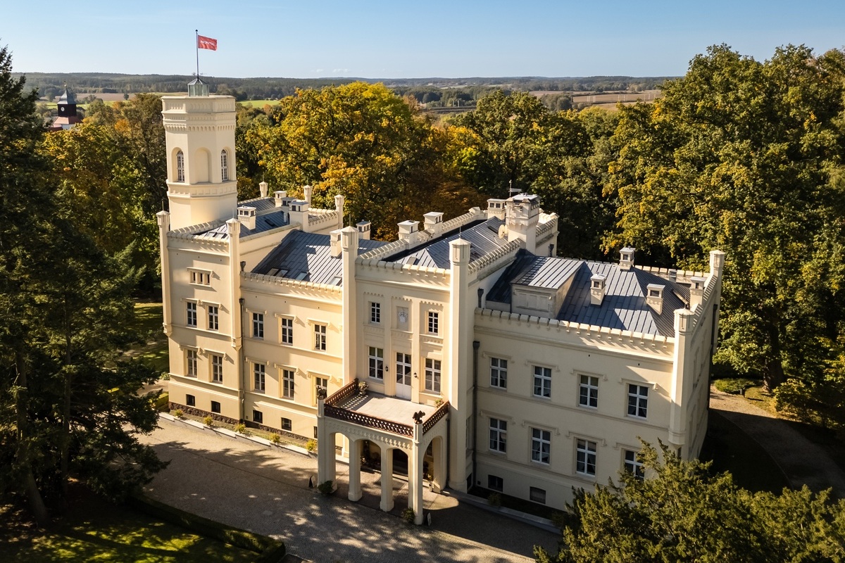 Romantiken avslöjad: Besök Polens förtrollande Pałac Mierzęcin med Hotell Romantik